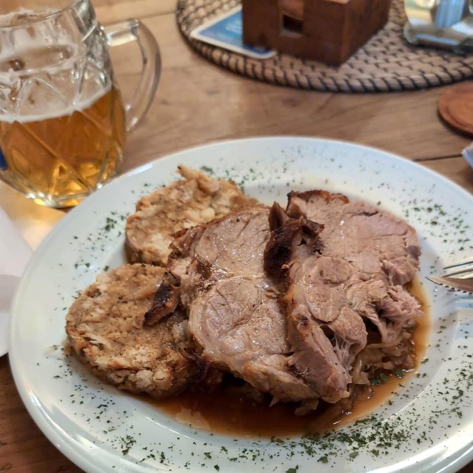 Steirischer Schweinsbraten mit Semmelknödel, Sauerkraut und einem Krügerl Bier